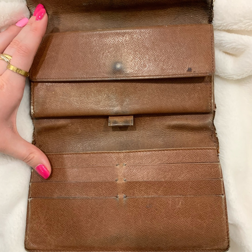 Authentic Louis Vuitton wallet with button - Picture 2 of 3
